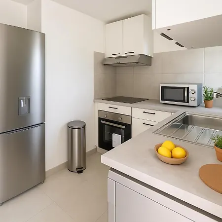 Elegant T3 Neuf, 6 Pers, Clim, Balcon, Pkg Gratuit, 5 Min Du Port ساناري سور مير